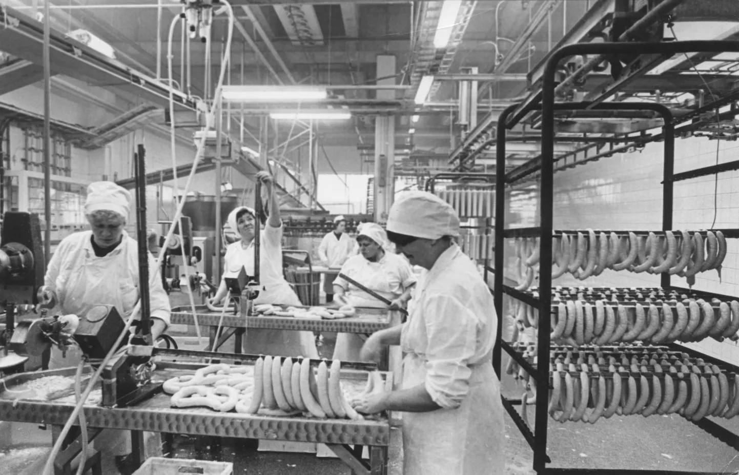 See foto on tehtud Rakvere lihakombinaadis täpselt avamise päeval, 10. augustil 1990.