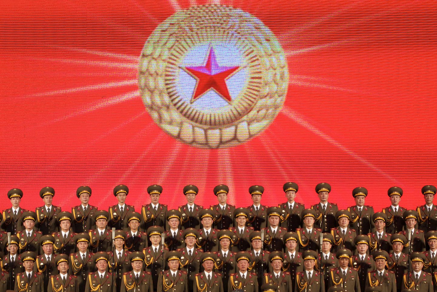 Põhja-Korea meeskoor Tšaikovski kontserdisaalis Moskvas esinemas.