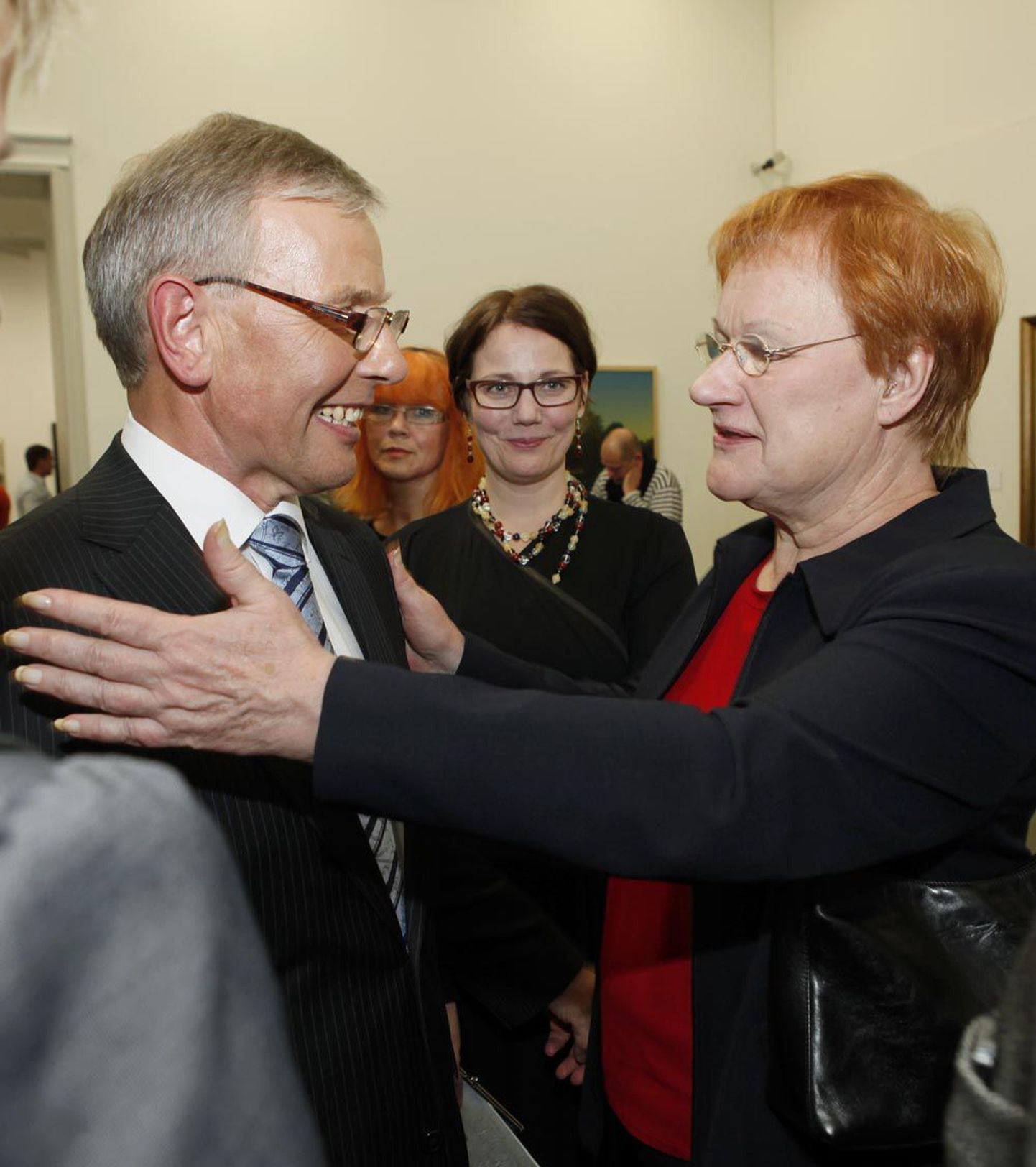 President Tarja Halonen uudistas Helsingis avatud näitusel Enn Kunila kunstikogu pärleid.