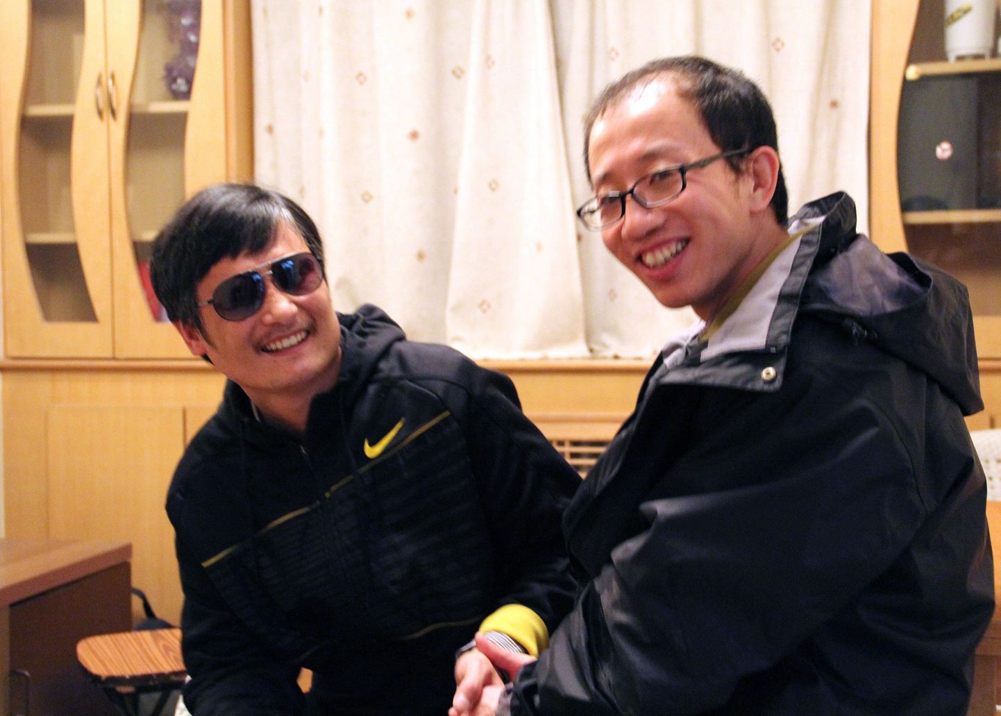 Hiina valitsuse kriitik Hu Jia (paremal) koos pimeda teisitimõtleja Chen Guangchengiga pärast viimase põgenemist.
