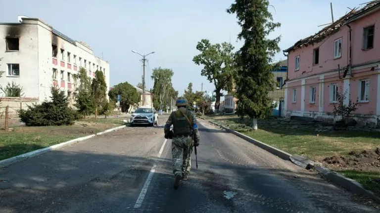 Украинский военный в Судже в Курской области. За почти 4 месяца контрнаступления россияне смогли приблизиться к этому городу на расстояние 3-4 км