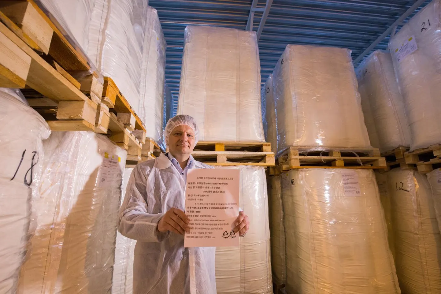 Eesti piimaliidu ja E-Piima juhatuse esimees Jaanus Murakas rõõmustab, et juba üle aasta kleebitakse tootepakenditele üha rohkem hieroglüüfkirjas silte, ainuüksi Gouda juustu müüb ettevõte Jaapanisse 500 tonni.