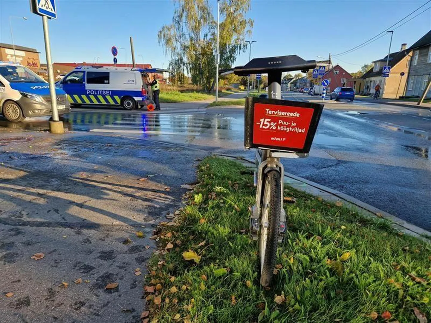 Võru tänaval sai esmaspäeva hommikul autolt löögi jalgrattur. Et õnnetusest on erinevaid versioone, ootab politsei pealtnägijate teavet.