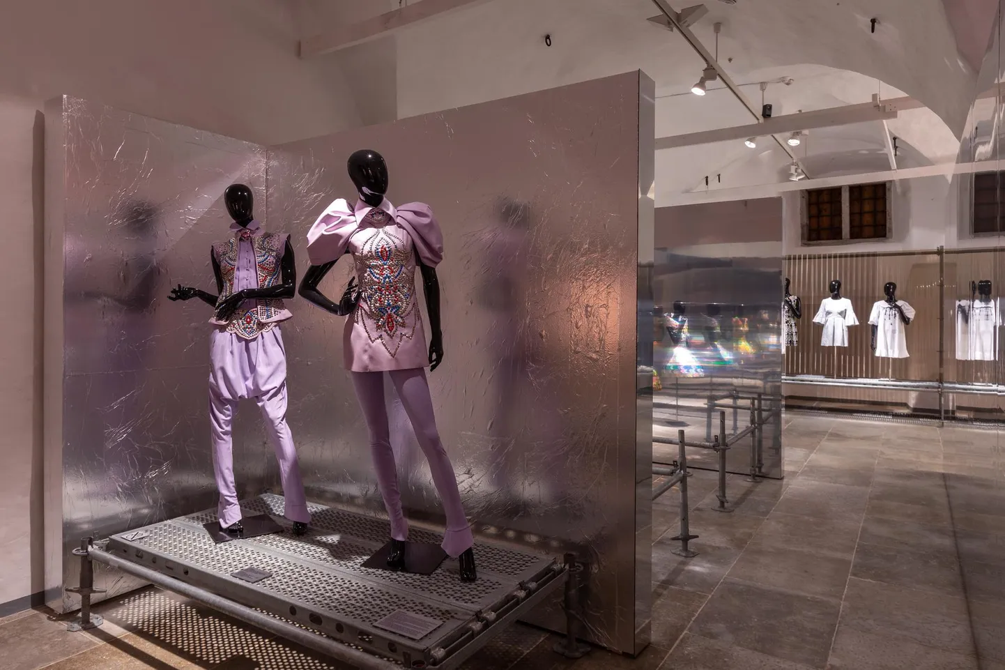 Näitusevaade. Liisi Eesmaa, osa kollektsioonist «Stop, Hammer Time» (2007).