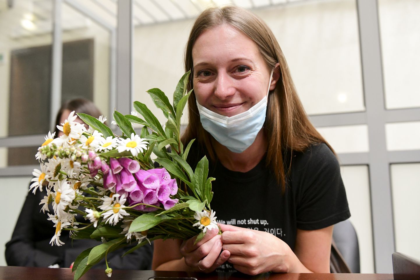 Vene ajakirjanik Svetlana Prokopjeva pärast kohtuistungit lillekimbuga.