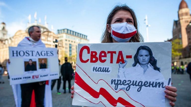 Авторитет Тихановской среди белорусов позволяет предотвратить раскол среди демократических сил, говорят политологи