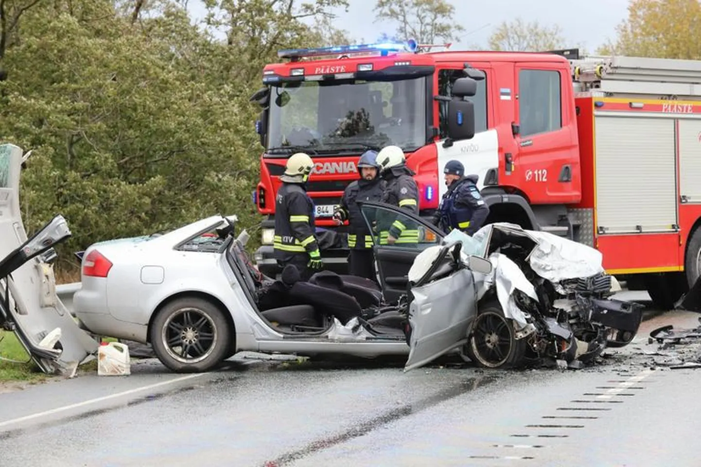 Представители спасательных служб работают на месте тяжелейшей аварии. 14 октября 2023 года.
