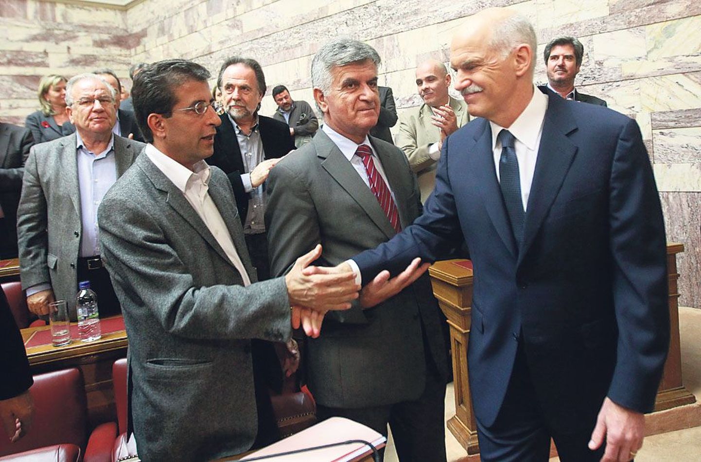 Kreeka peaministri Georgios Papandreou (paremal) otsus panna Euroopa Liidu värskeim abipakkumine rahvahääletusele viis börsid langusse, sest kui referendum peaks toimuma, oleks kreeklaste ei-sõna üsna kindel.