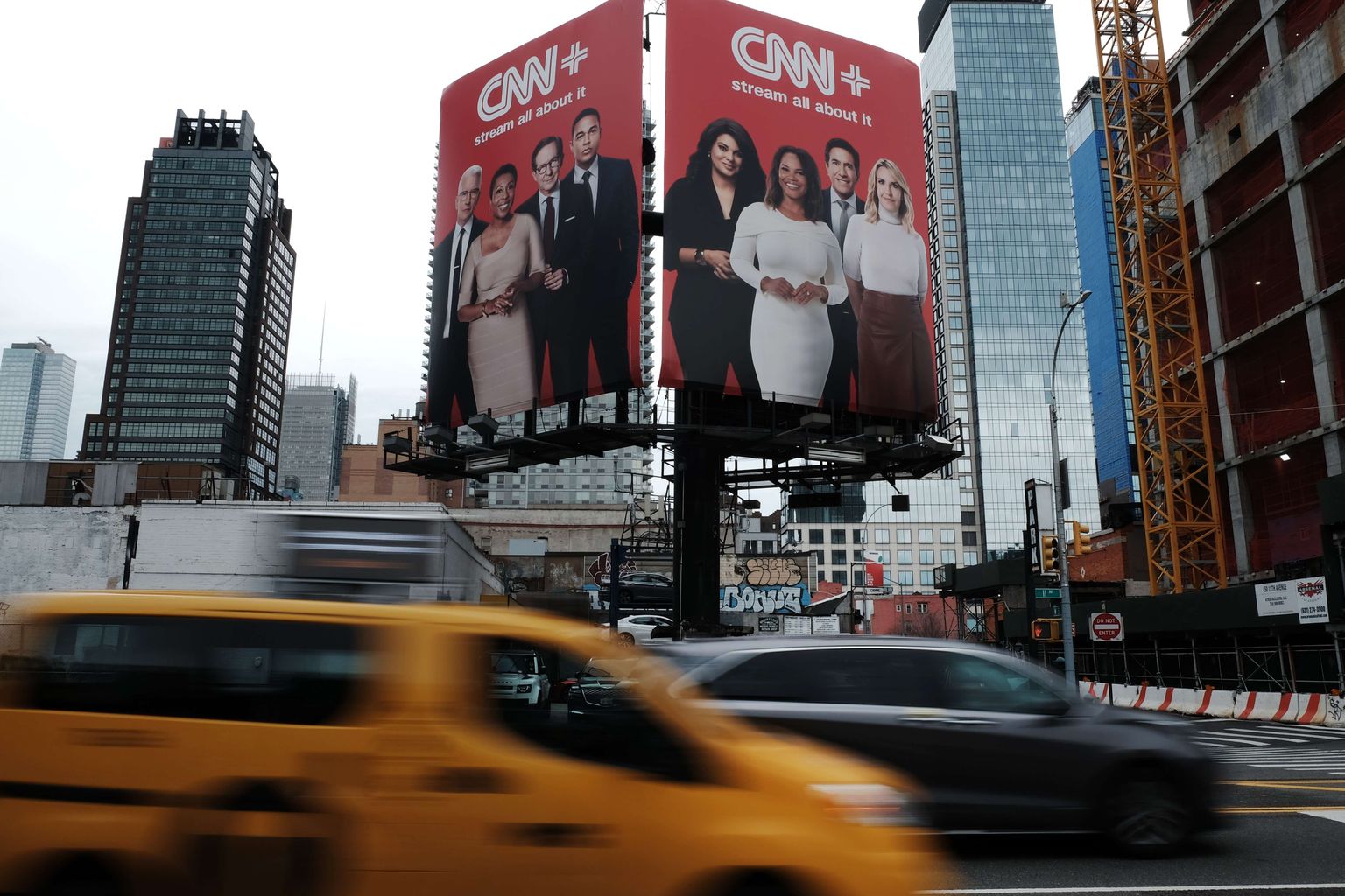 CNN+ reklaamplakati vahendusel Manhattani masside keskel 21. aprillil 2022.