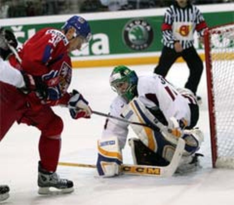 2006. gada 5. maijs, Rīga. Sergejs Naumovs aptur kārtējo Čehijas izlases uzbrukuma vilni. 