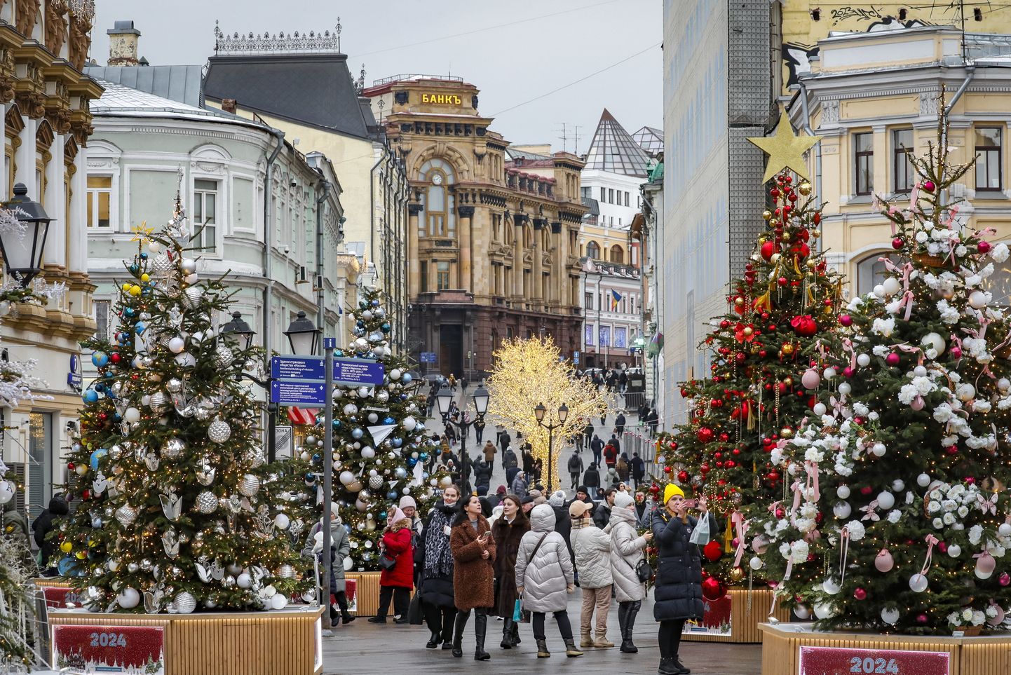 Российская столица украшается к зимним праздникам с особенной густотой.