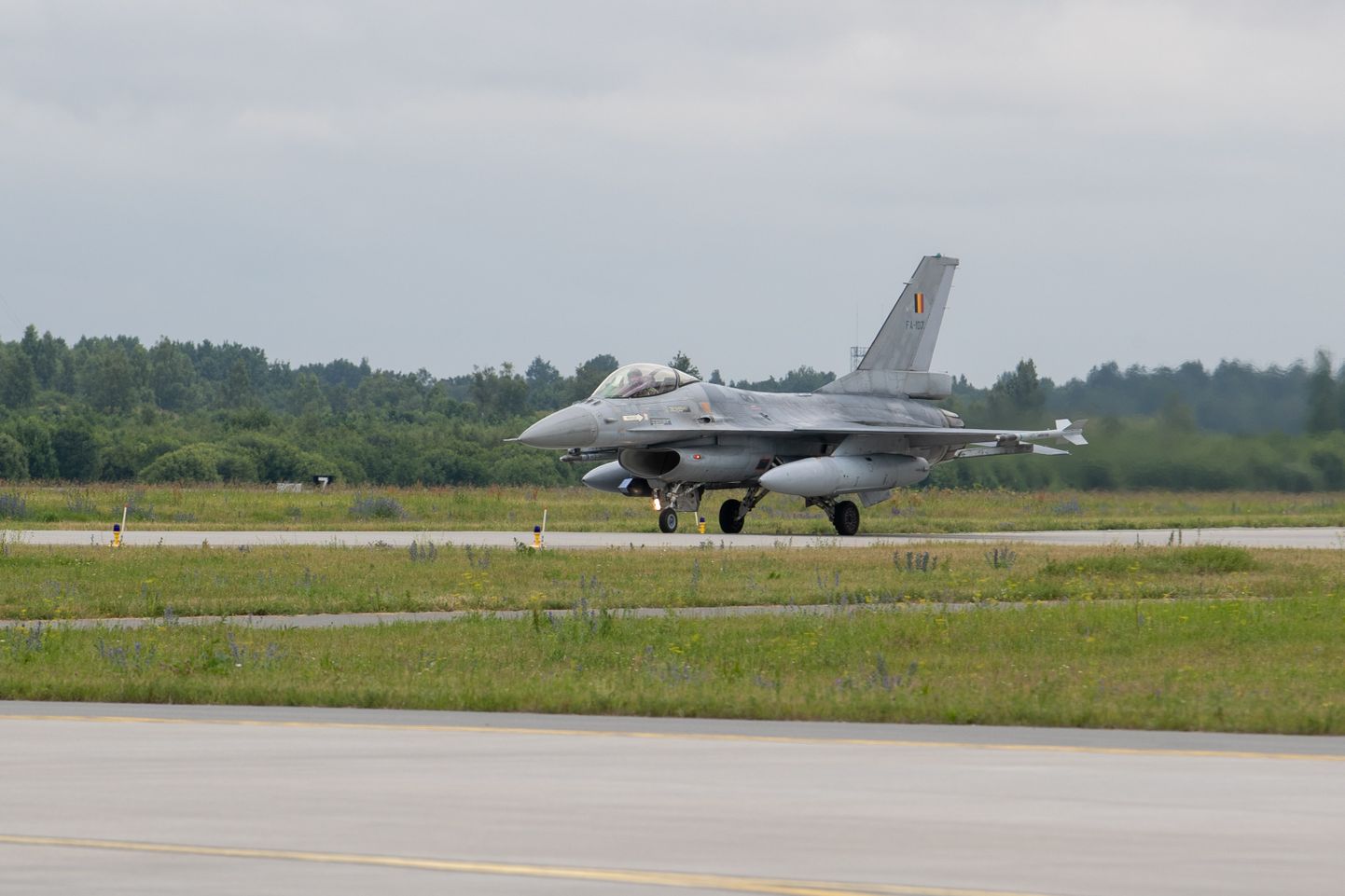 Истребитель F-16 на военной базе Эмари.