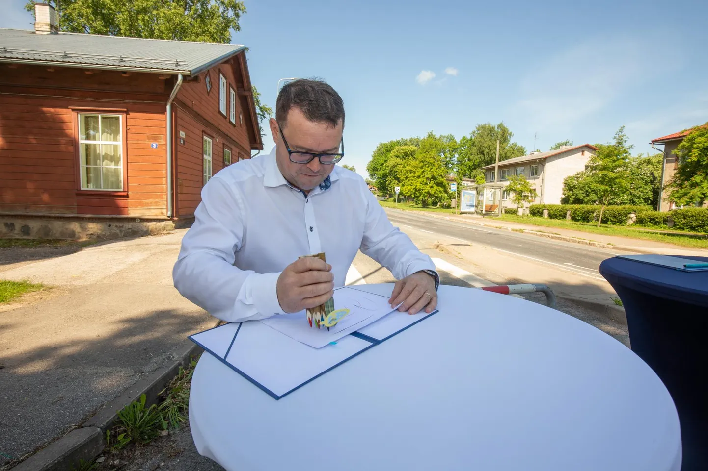 Uue tänava ehituseks vajaliku lepingu allkirjastas Viljandi linnapea Madis Timpson juba nädalapäevad tagasi, aga ehitusrahast on veel suur summa puudu ja see tuleb pangast laenata.