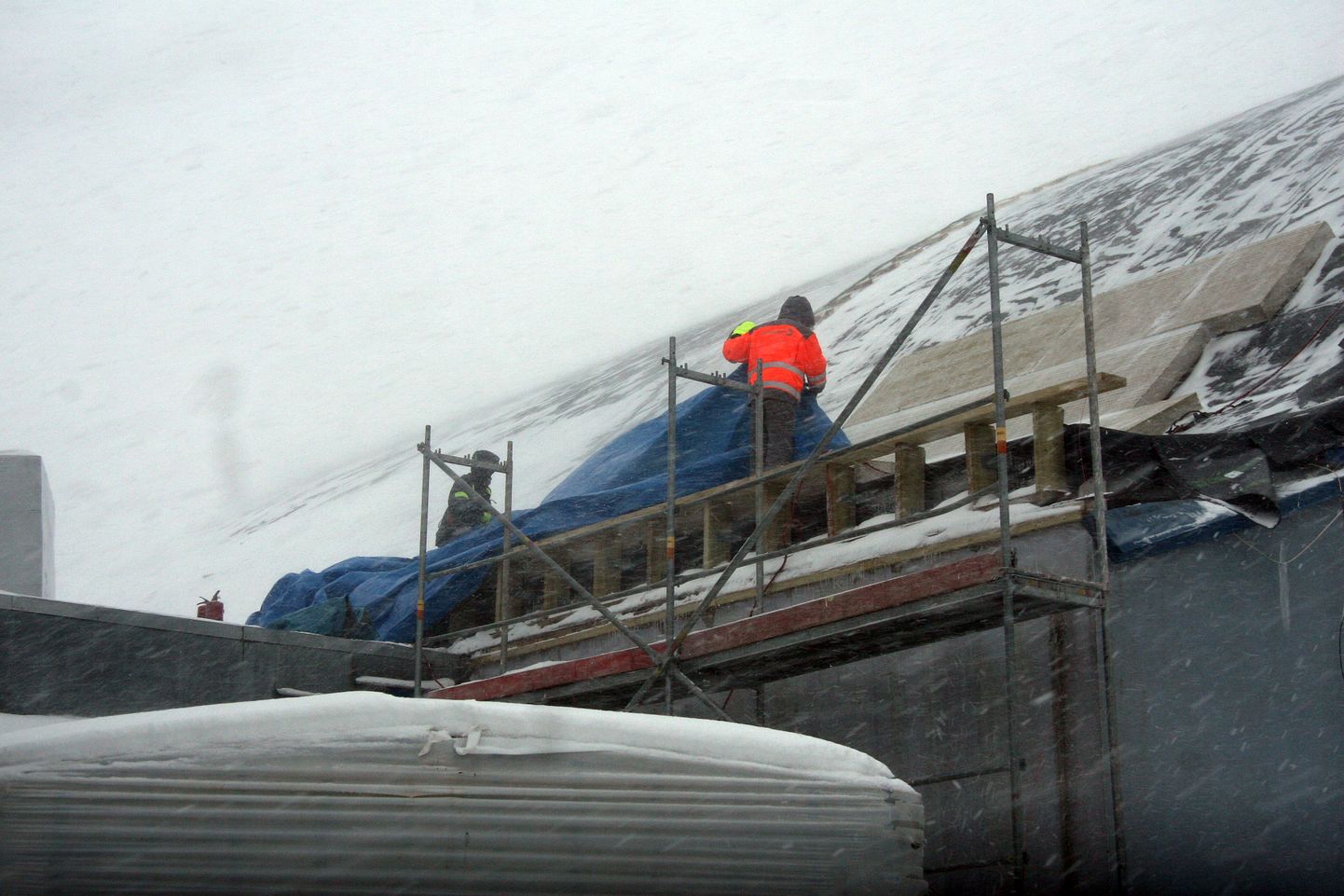 Строителям "Savekate" приходится работать на крыше в суровых зимних условиях.