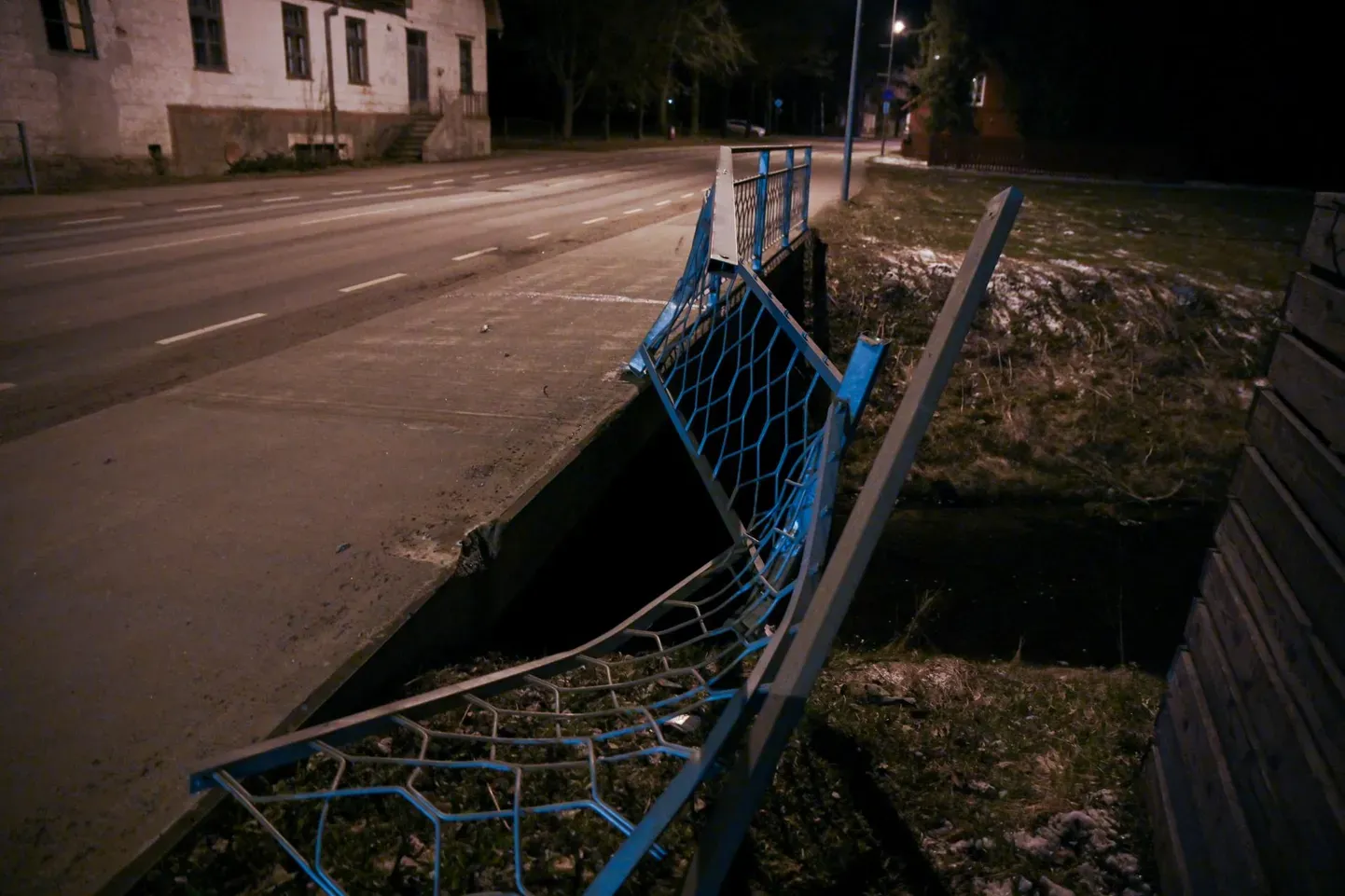 Поврежденное дорожное ограждение на улице Келери в Сууре-Яани.