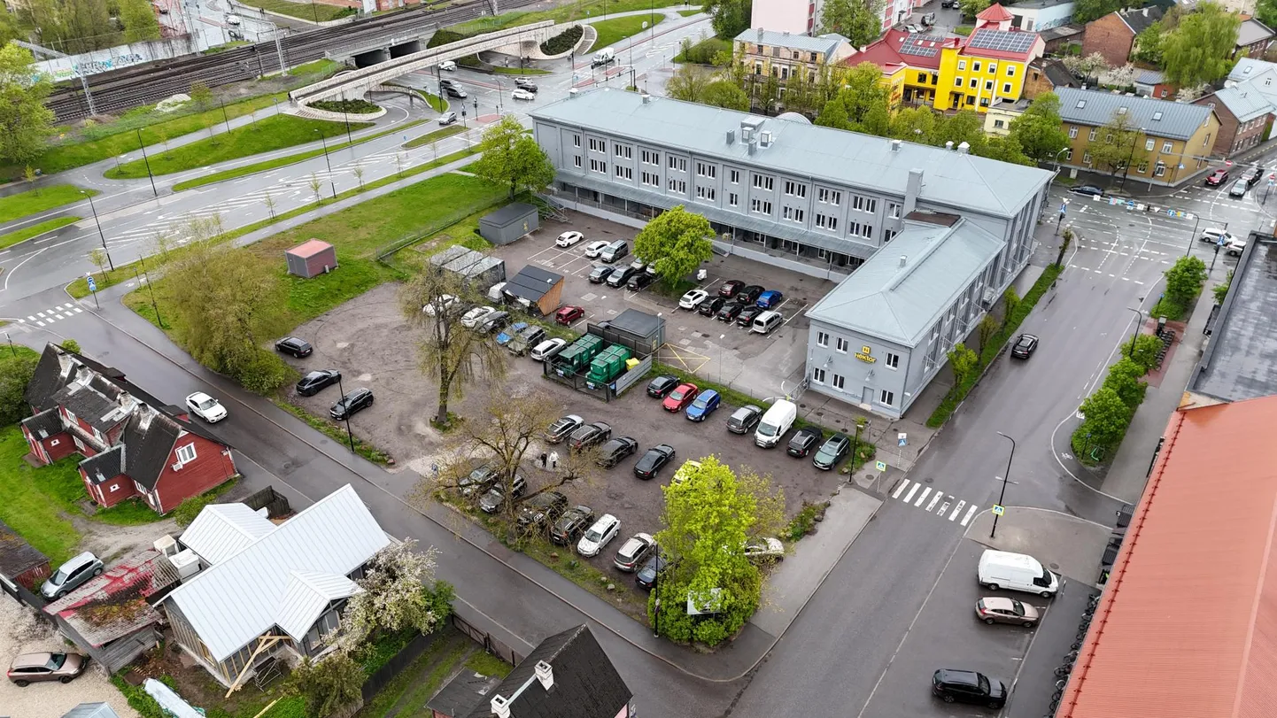 Hektor Design Hostel avati 2016. aastal. Nüüd peab omanik plaani majutuskohta laiendada: majataguse parkla (aiaga piiratud) asemele tuleb neljakorruseline hoone koos maa-aluse parklaga. Riia tänava poolne majaosa muutub nelja- ja Kastani tänava poolne kolmekorruseliseks.