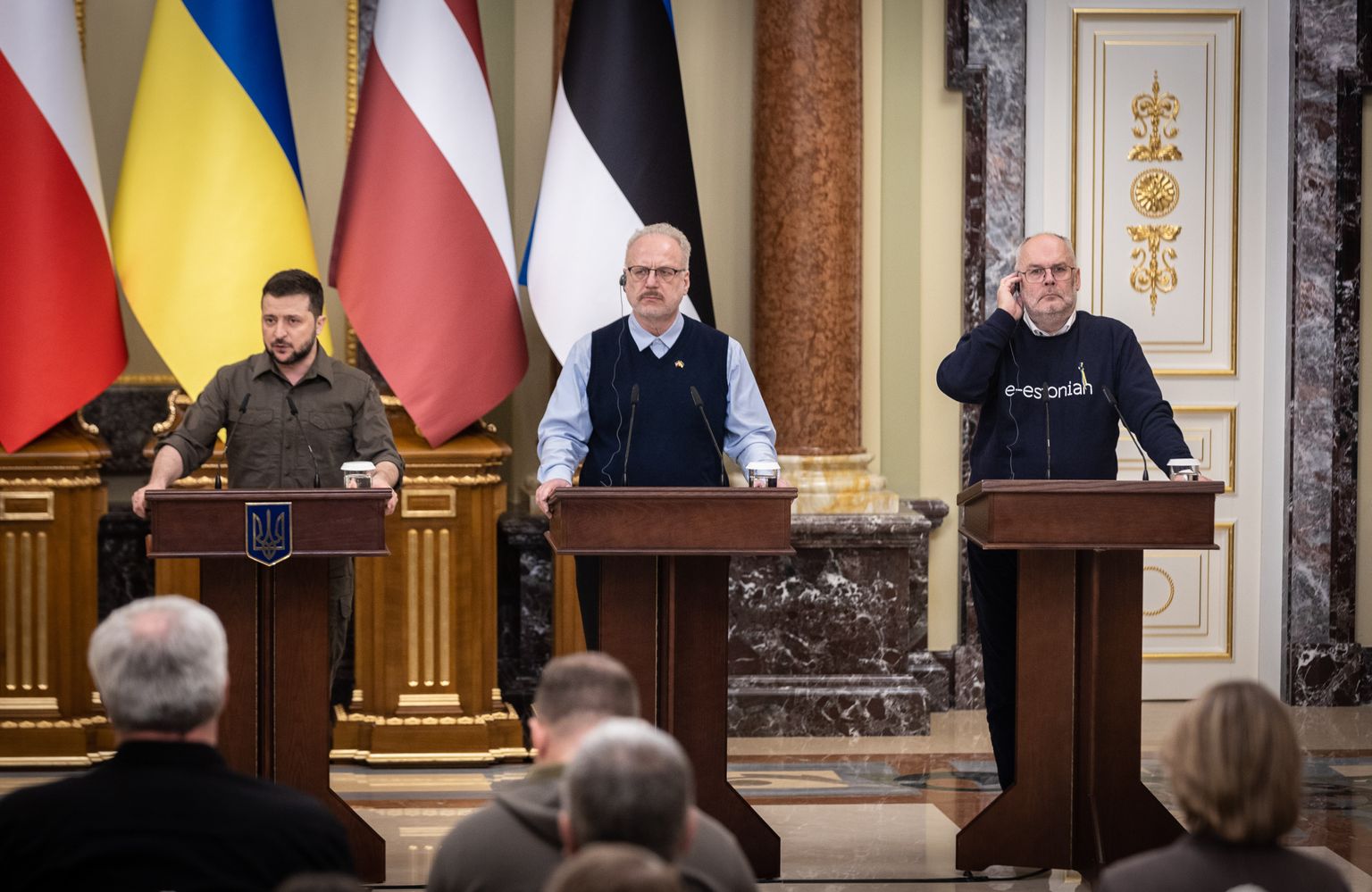 Ukraina riigipea Volodõmõr Zelenskõi, Läti president Egils Levits ja riigipea Alar Karis kolmapäeval Kiievis.
