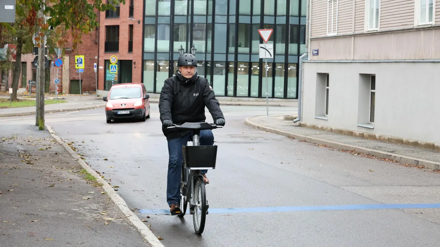 Kui eile tuli abilinnapea Raimond Tammel rendiratta sadulas jälgida Tähtvere tänaval autoliiklust, siis tulevikus saavad ratturid seal igakülgse eesõiguse.