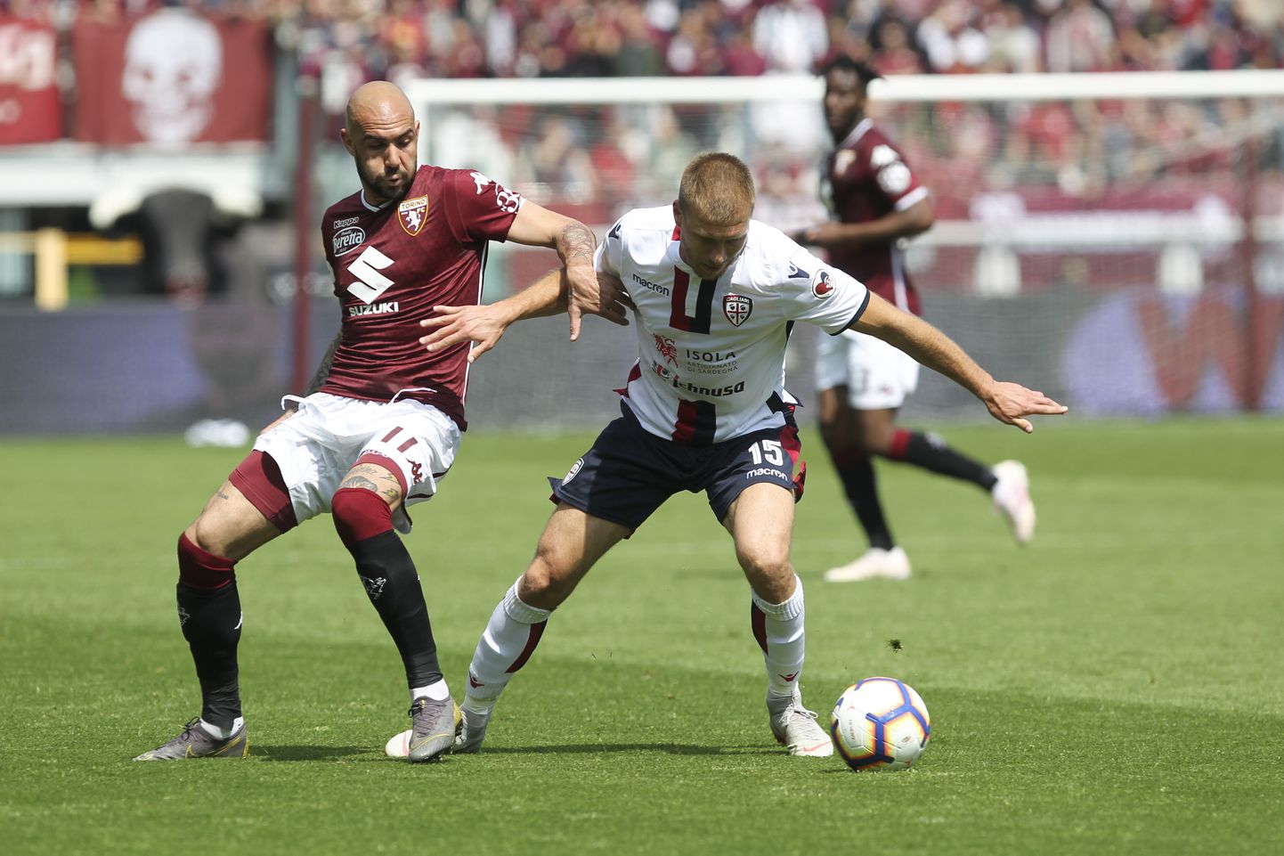 Ragnar Klavan (valges) mängus Torinoga.