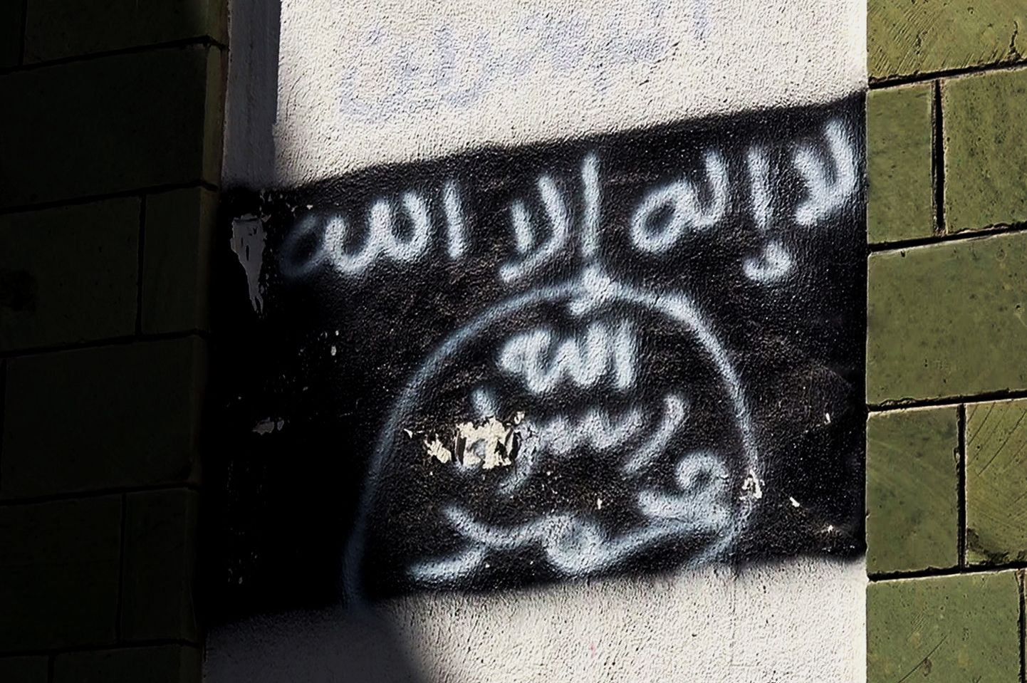 Al-Qaeda lipp Jeemenis koolihoone seinal.