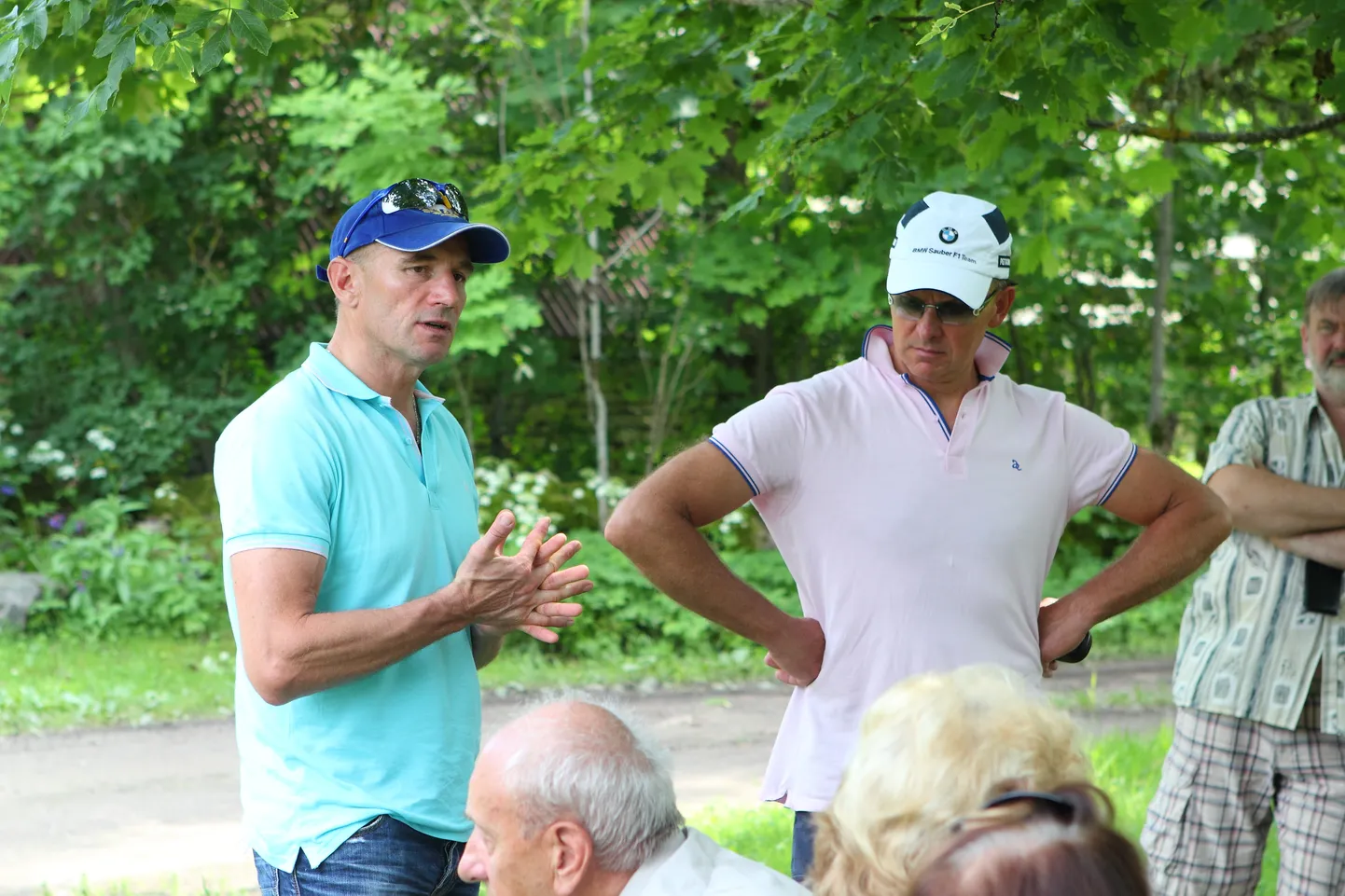 PROOVITUD ON NII JA NAA: Uskumatult kaua kestnud protsess Muhumaale esimese tuulegeneraatori püstitamiseks jõudis ühte vaheetappi 2012. aasta juulis, mil Oleg ja Andres Sõnajalg kohaliku rahvaga kohtusid ja neile ka talumistasu ehk raha pakkusid. Muhulased liimile ei läinud.