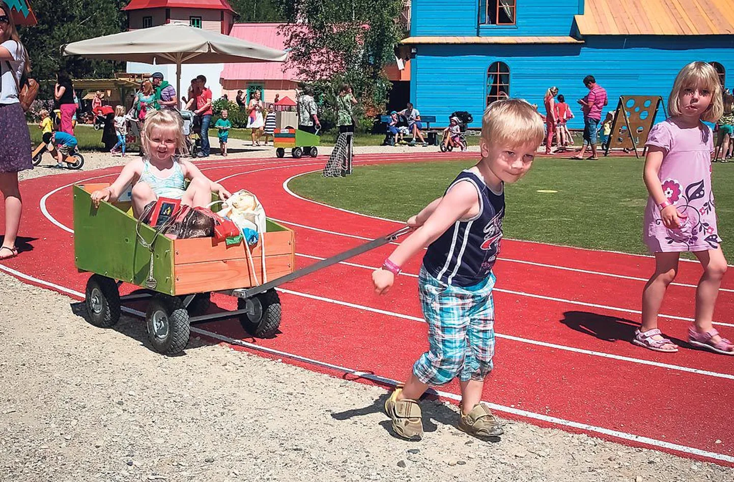 Jaan-Jakob teeb oma õele Anna-Loorele Lottemaal kärusõitu.