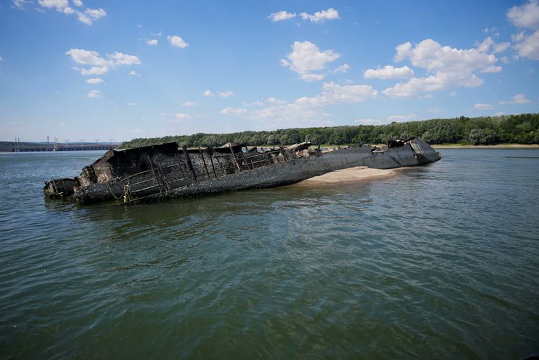 Mõnes jões on põua tõttu ilmunud nähtavale ammu uppunud laevade vrakid.  See foto on tehtud Doonaul Prahovo küla lähistel.