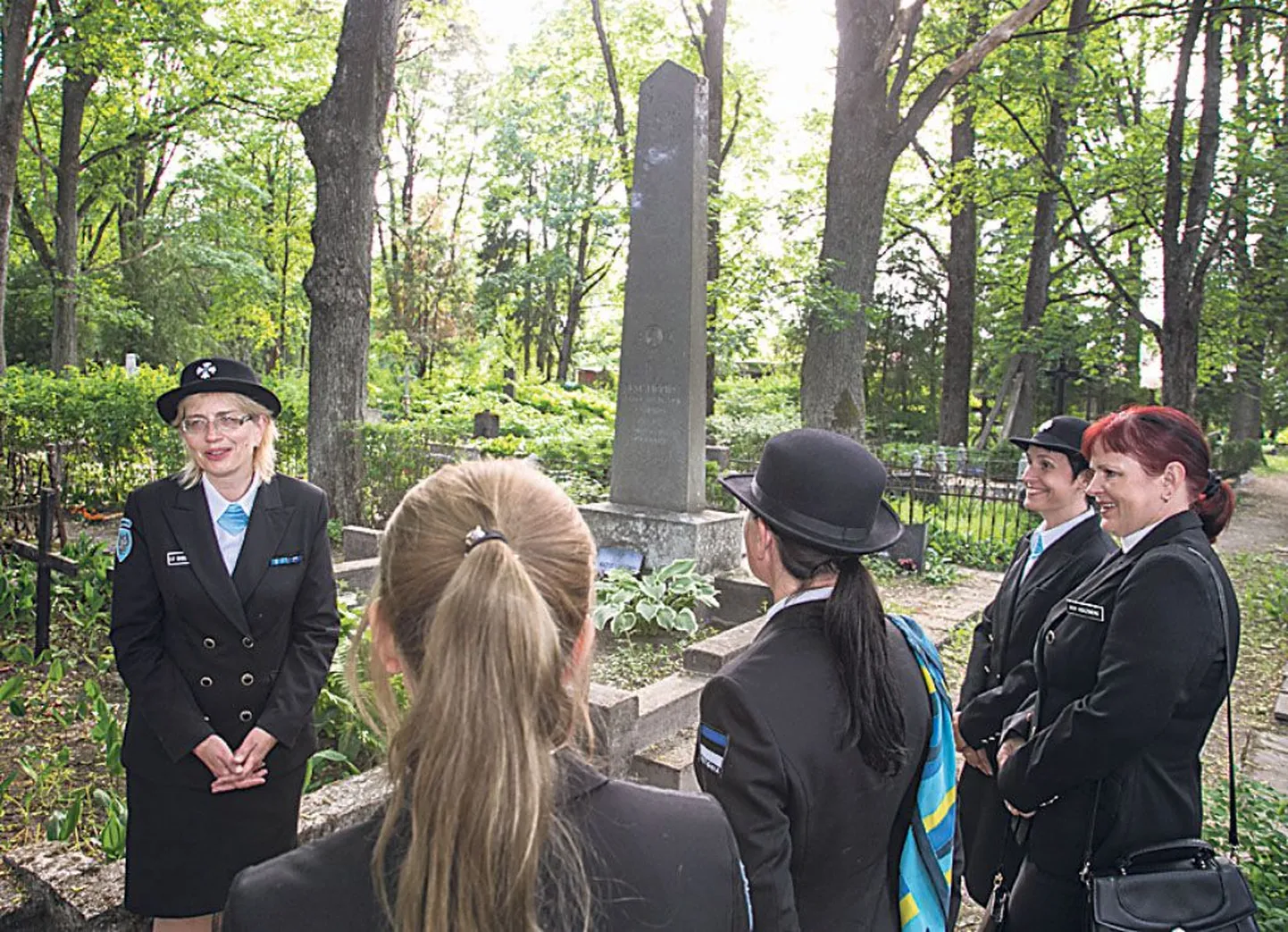 Meenutushetkedega Vana-Pärnu kalmistul Naiskodukaitse Pärnumaa esinaise Elsa Lippmaa monumendi juures algas taasloodud ringkonna 21. aastapäevale pühendatud kokkusaamine.