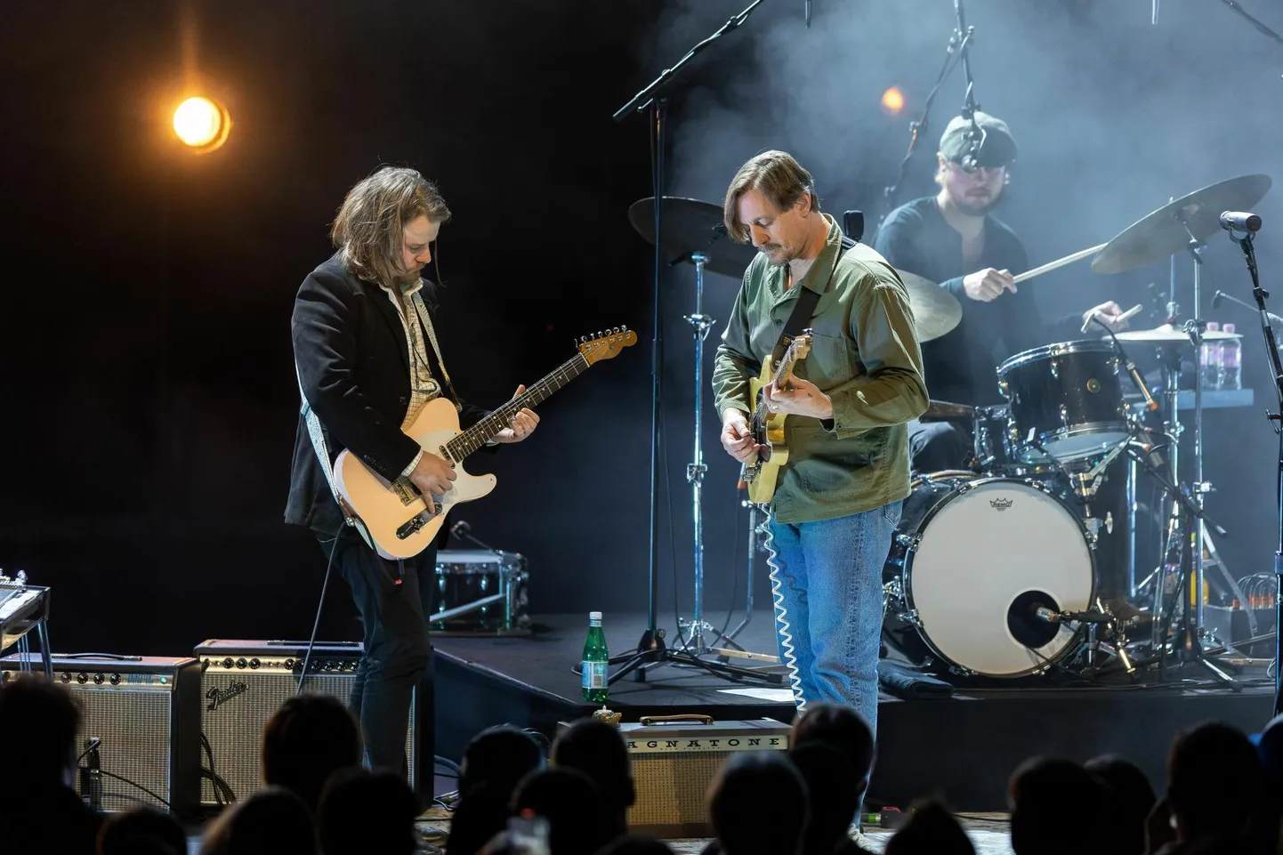 Sturgill Simpson (paremal) rääkis publikule, kuidas ta Laur Joametsaga (vasakul) tutvus ning milline oli olnud Joametsa reaktsioon. Nüüd peab ta Joametsa vennaks, keda ta küll kunagi ei tahtnud, kuid kes kuulub temaga kokku.​ FOTO: Dmitri Kotjuh