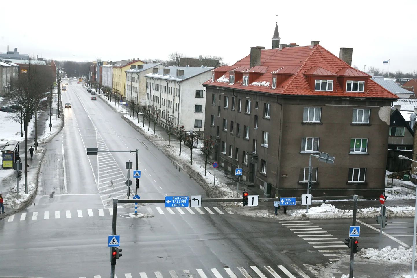 Peamiseks takistuseks jõeni ulatuva ühtse kesklinna moodustumisel on seda poolitav neljarealise liiklusega Pikk tänav.