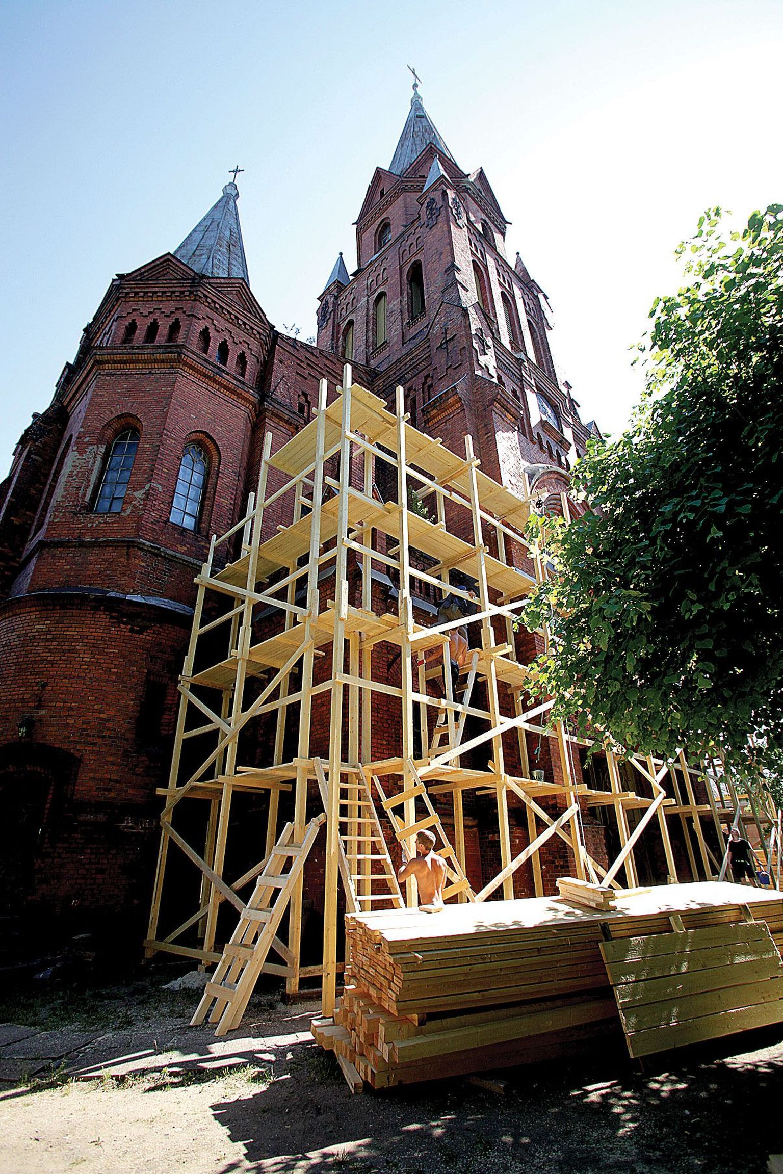 Eile lõunaks oli Peetri kiriku torni tellingutel neli korrust valmis. Torni tipuni jõudmiseks tuleb neid veel palju ehitada.