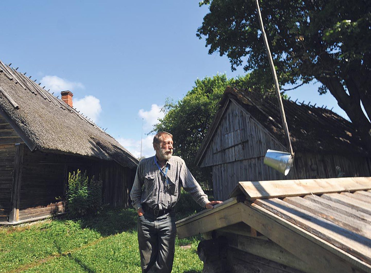 „Leidsin kerise luugi pealt aastaarvu 1874, siis ehitati siia Kastna vallamaja,” räägib Kadaka talukoha korrastanud Mikk Otsmann.