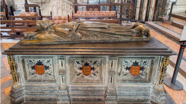 Могила короля Джона в Вустерском соборе. Надгробие, конечно, богатое, но не Лондон и не Виндзор