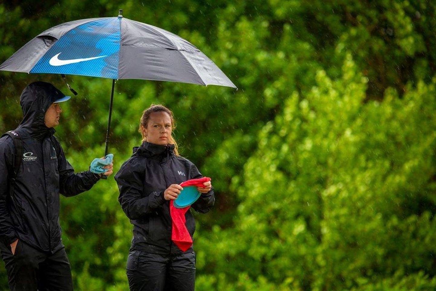 Silver Lätt ja Kristin Tattar pidid Soomes võistlema vihmasajuski.
