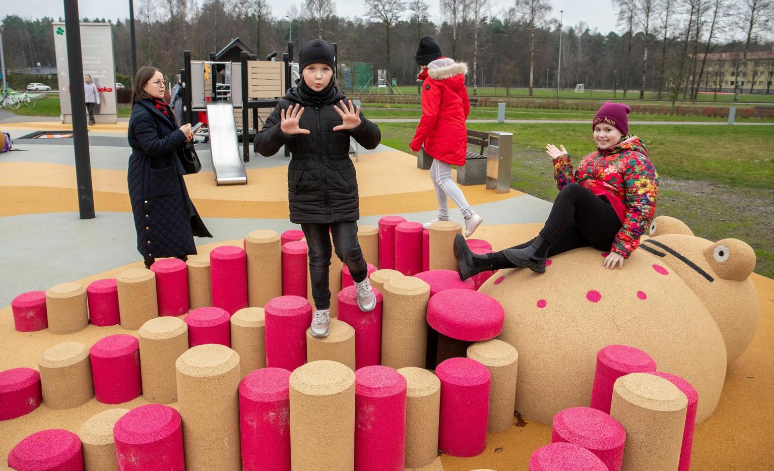 Pärnus avati esimene erivajadustega laste mänguväljak.