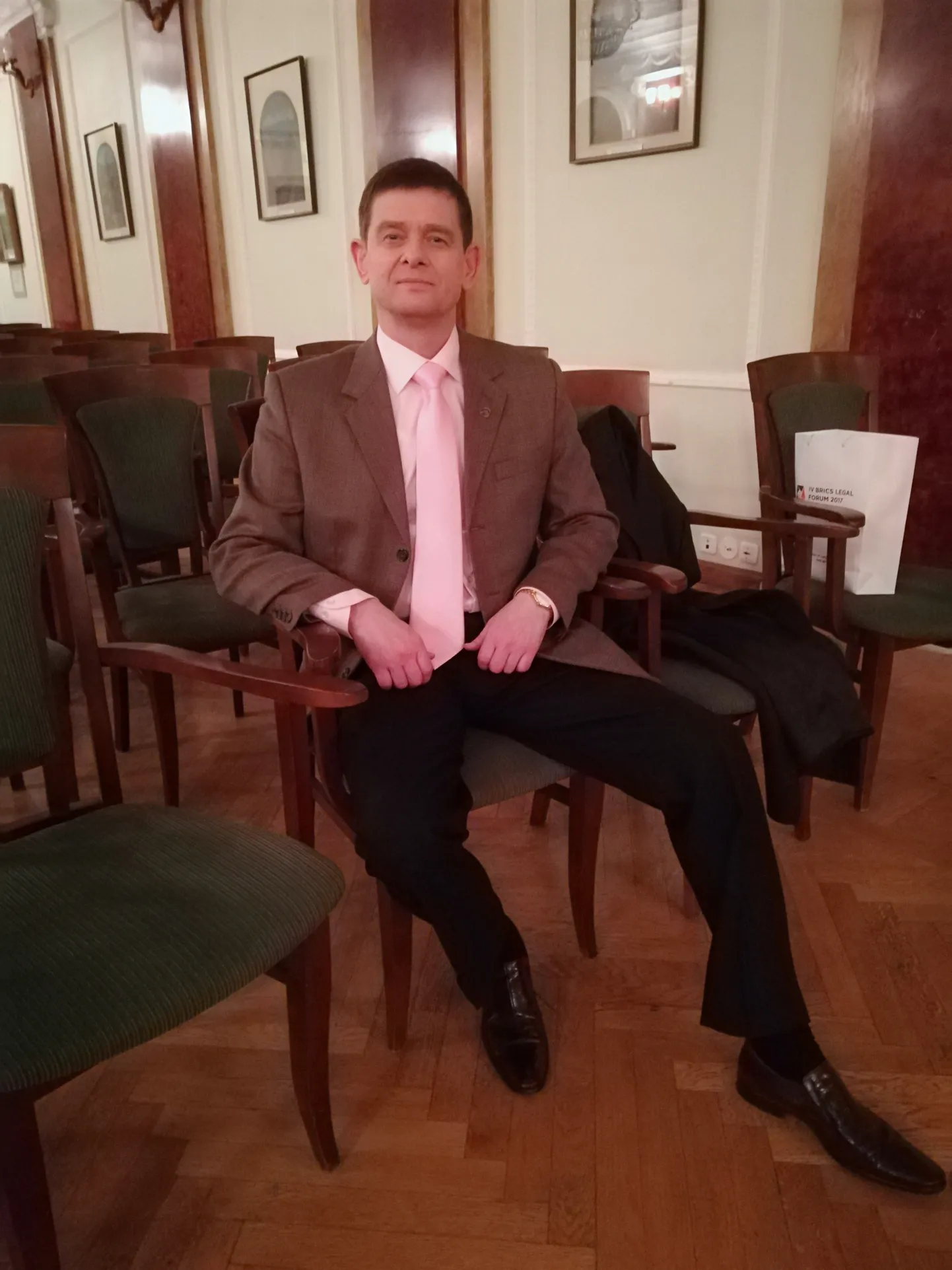 Сергей Варченко, энтузиаст японского оружия, в таллиннском Русском культурном центра.