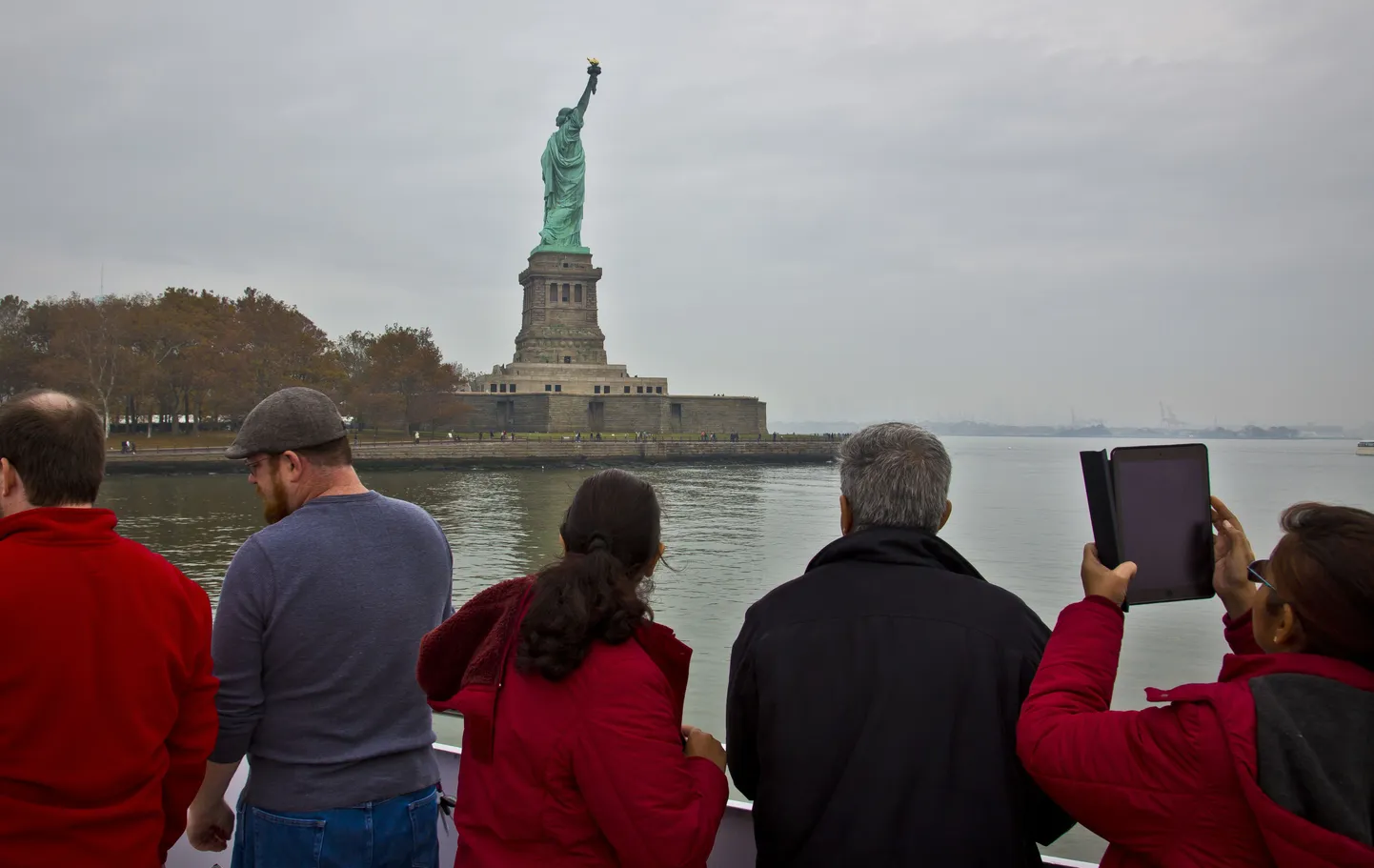 Turistid New Yorgis Vabadussammast vaatamas-jäädvustamas