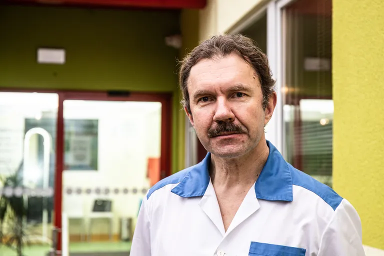 Perearst Madis Veskimägi ütleb, et palavikku alla surudes riskib pikema põdemisega. Palavikku on vaja alandada, kui sellega kaasneb väga halb enesetunne, pea- ja lihasevalu, teadvushäired.