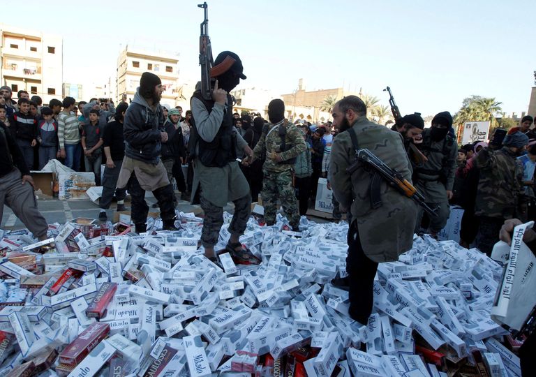 Konfiskeeritud sigarettide hävitamine Raqqas.