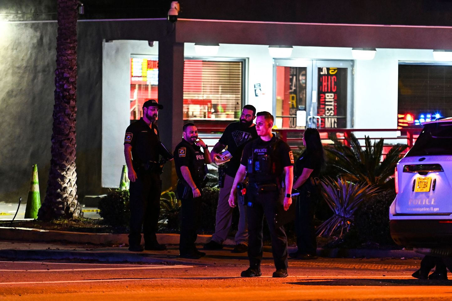 Politsei Miami Gardenis The Licking restorani ees, kus sai tulistamises mitu inimest haavata.