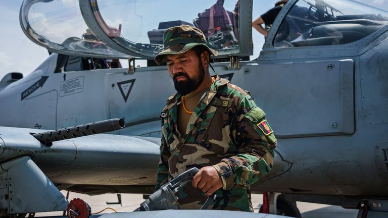 Заправка А-29 афганских ВВС