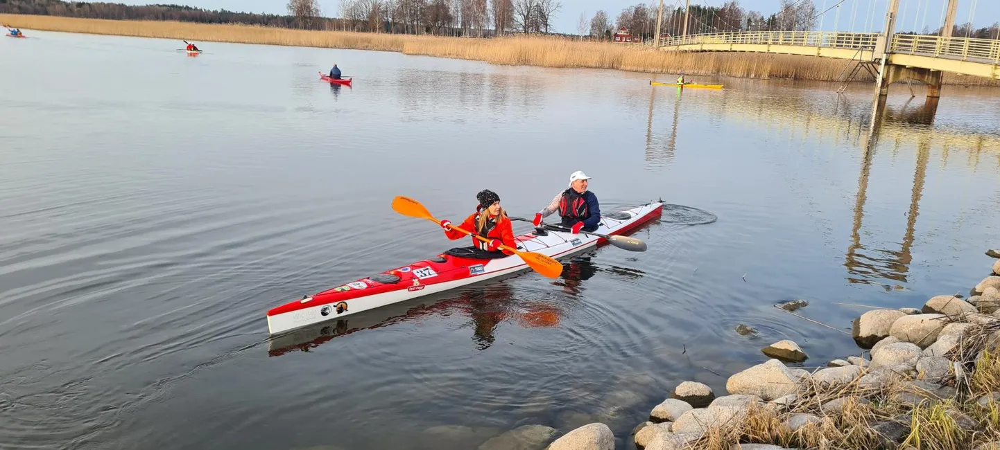 Aerutamismaratoni start on Tamula järvel, distants kulgeb mööda Võhandu jõge Võru- ja Põlvamaal. Laupäeval alustas Tamula järvelt võistlusmaa läbimist viis-kuus paati, millest ühes istus peakorraldaja Hillar Irves elukaaslase Tuuli Taaberiga.