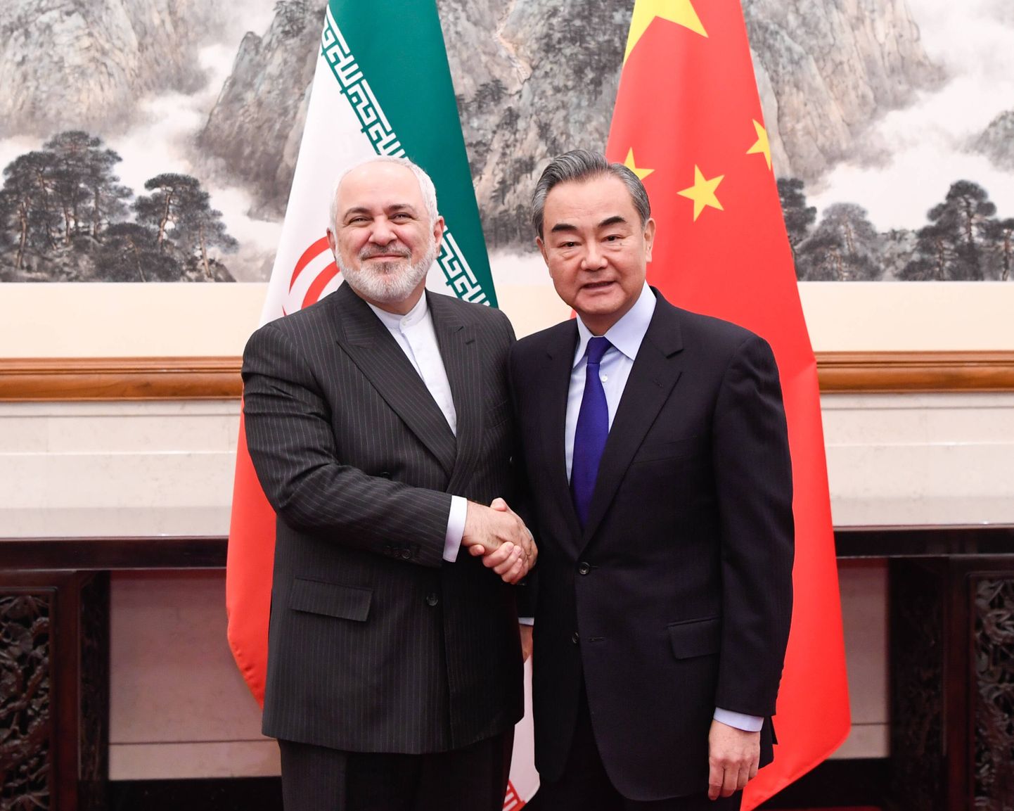 Hiina välisminister Wang Yi (paremal) ja Iraani välisminister Mohammad Javad Zarif 31. detsembril Pekingis.