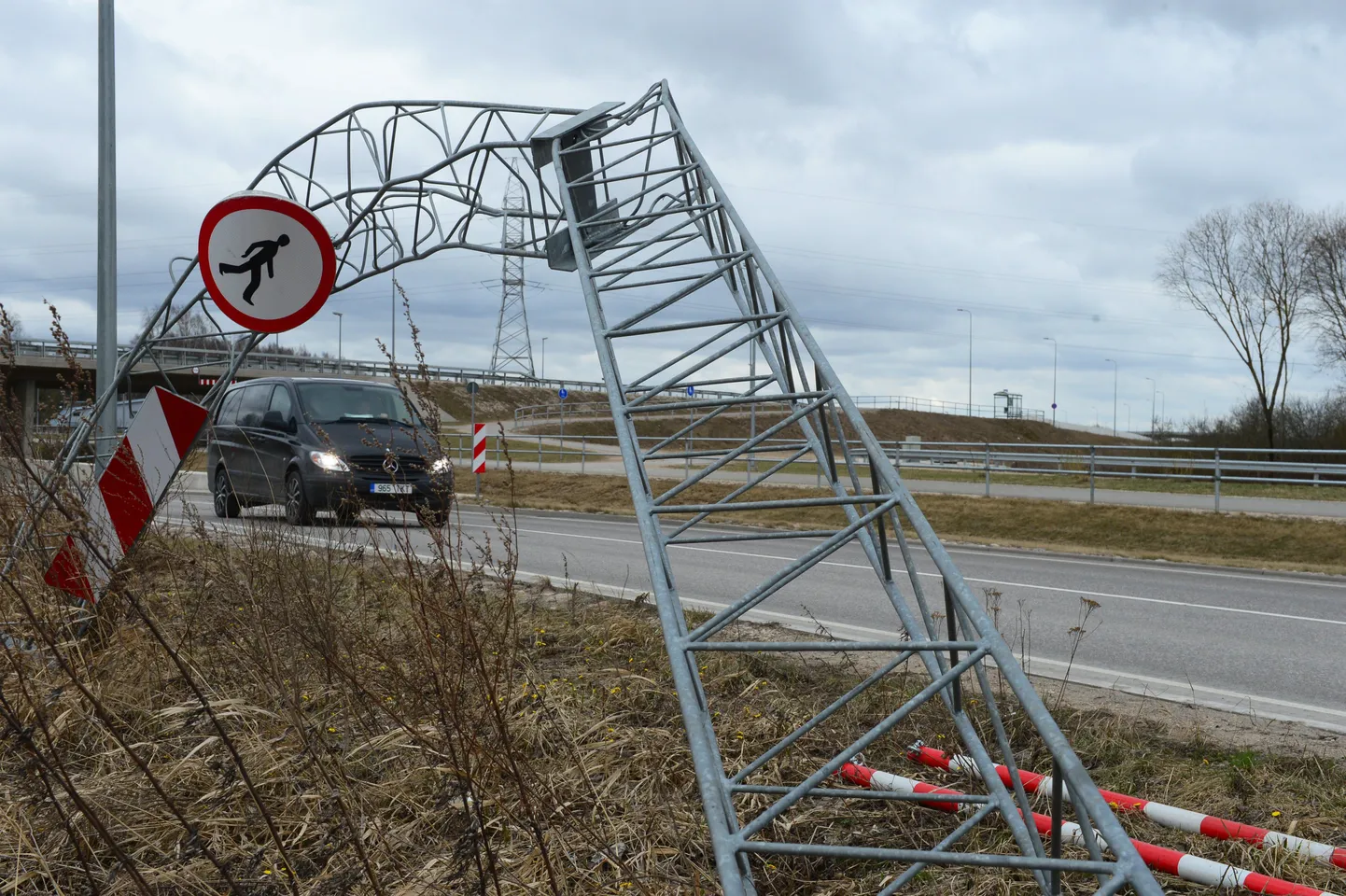 Ihaste teel liiklusõnnetuses purunenud kõrguskabariidivärav.