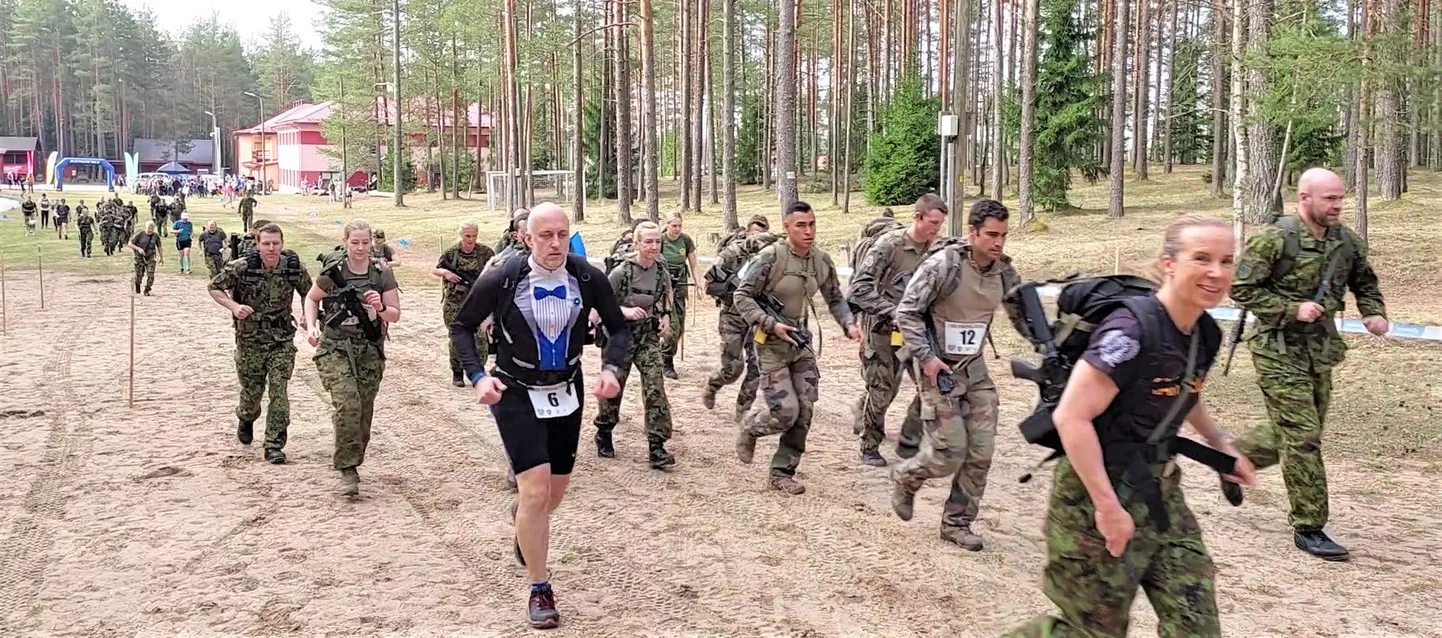 Militaarjooksul ja kiirrännakul osalejad siirdusid 21 kilomeetri pikkusele rajale Kurtna järvede vahele jääval künklikule maastikule.