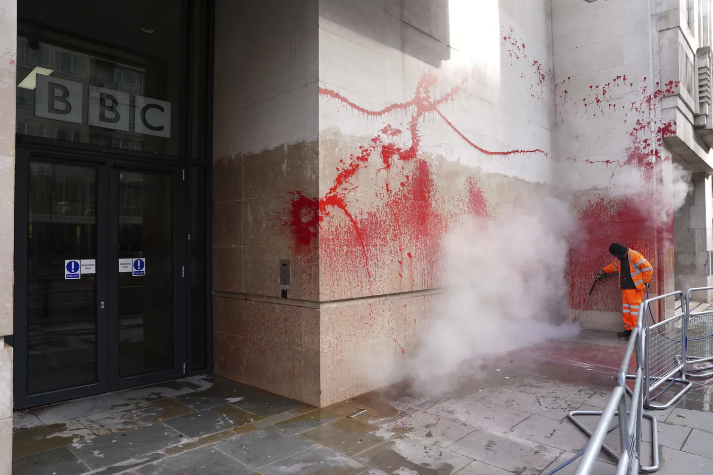 Ka BBC peakontor sai selle aasta veebruaris pihta palestiinameelsete aktivistide protestide käigus loobitud punase värviga.