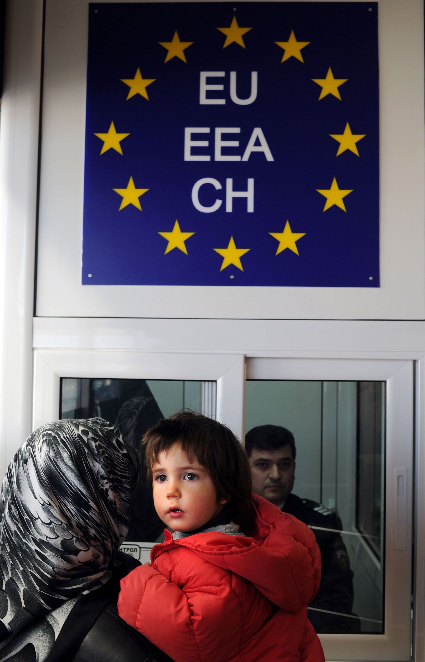 Euroopa Komisjon karmistab kontrolli Schengeni liikmete tegevuse üle piiridel.