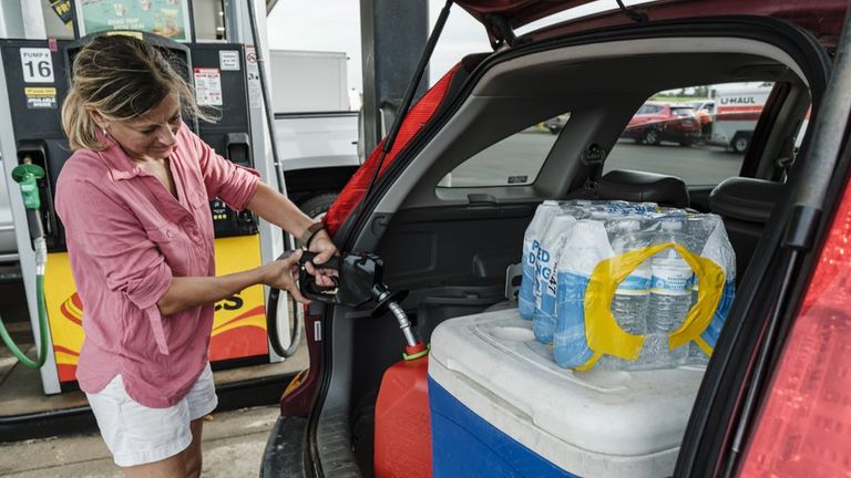 Жители Луизианы запасаются водой и бензином в ожидании удара урагана "Ида"