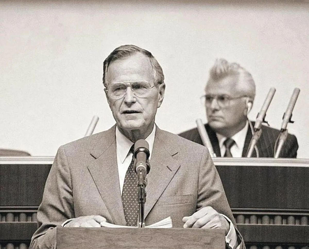USA 41. president George H. W. Bush keelitab Ülemraadas ukrainlasi loobuma iseseisvusest, tema taga Ülemraada esimees, hilisem Ukraina esimene president&nbsp;Leonid Kravtšuk.