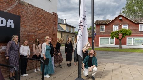 Festivalilipu heiskamine kuulutas Suure-Jaani suure muusikapeo avatuks